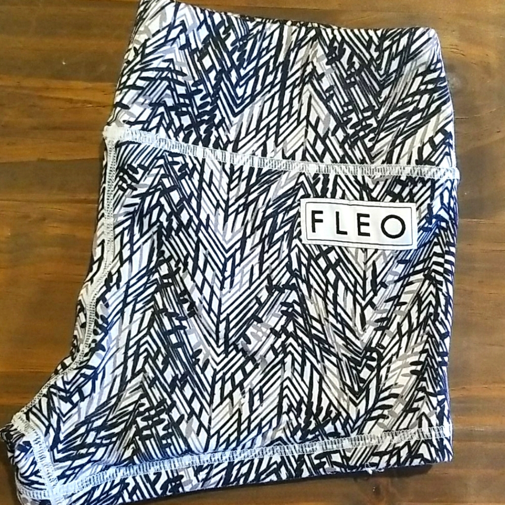 Fleo Shorts - Picture 3 of 4